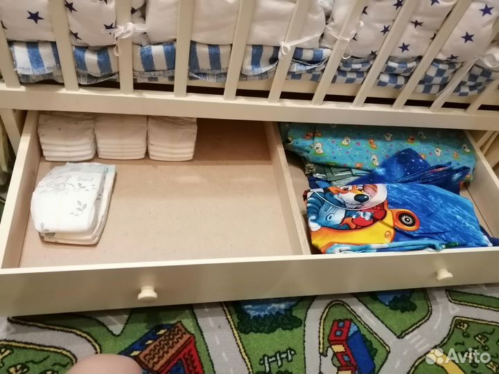 Детская кроватка с ящиком и с маятником