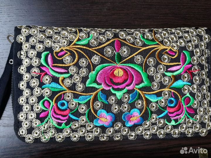 Женский клатч с вышивкой