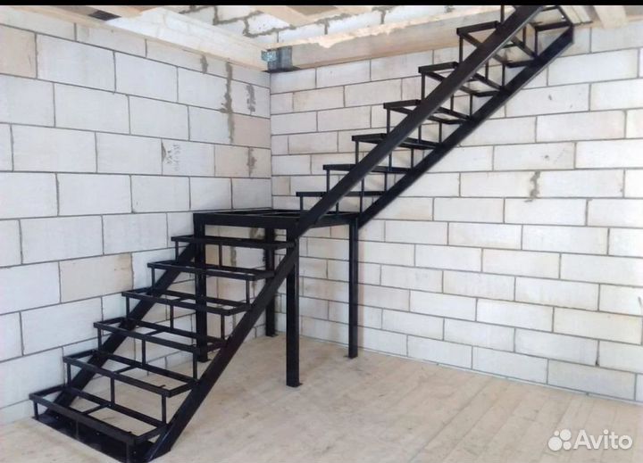 Лестница на металлокаркасе с забежными ступенями