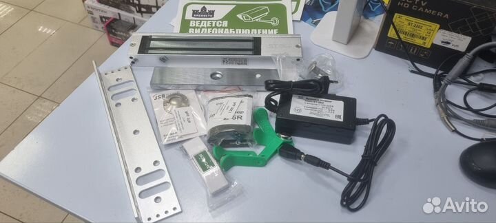 Комплект электромагнитного замка готов к установке