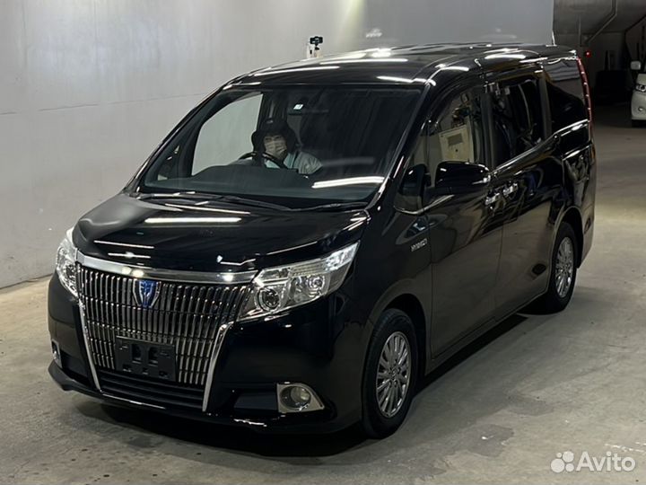 В разборе toyota esquire 2015