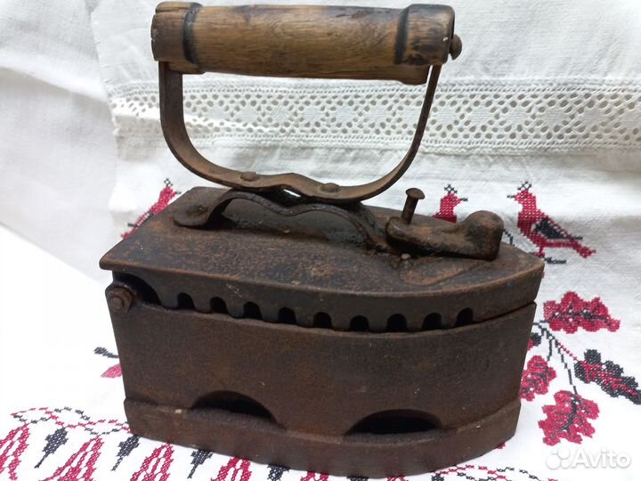 Старинный утюг на углях