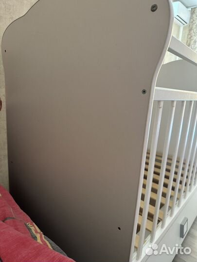 Детская кроватка с маятником и ящиком