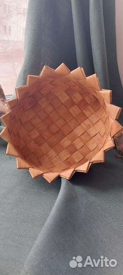 Плетеное из бересты корзинка-блюдо