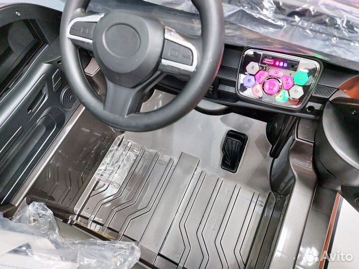 Детский электромобиль серебристого цвета