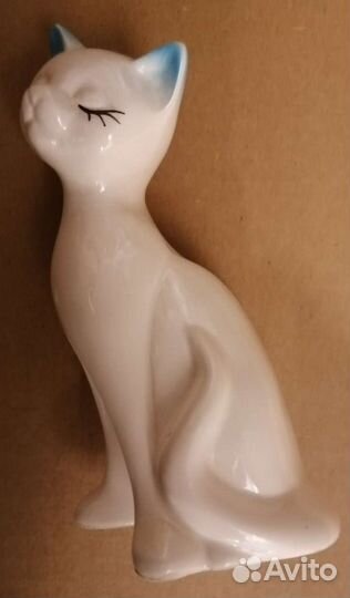 Фарфоровая статуэтка Мечтающая кошка