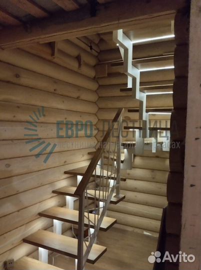 Лестница со светлыми перилами бук