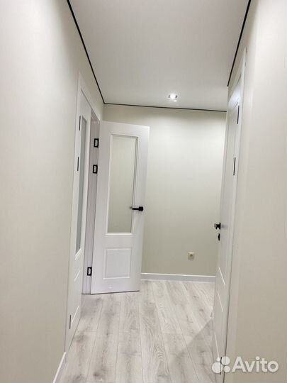 Дверь со стеклом новая