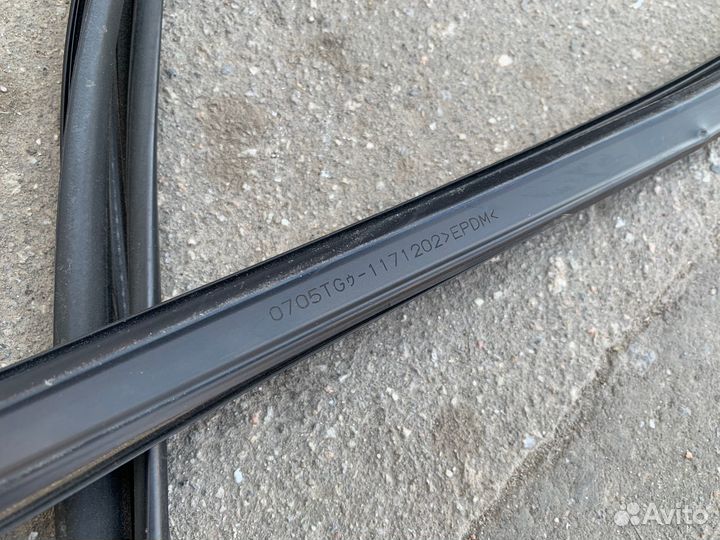 Уплотнитель стекла двери передней RH Grand Vitara