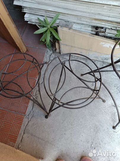 Подставка для цветов металлическая