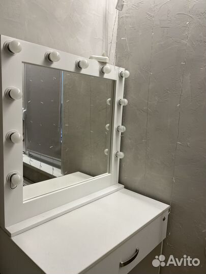 Туалетный столик с зеркалом