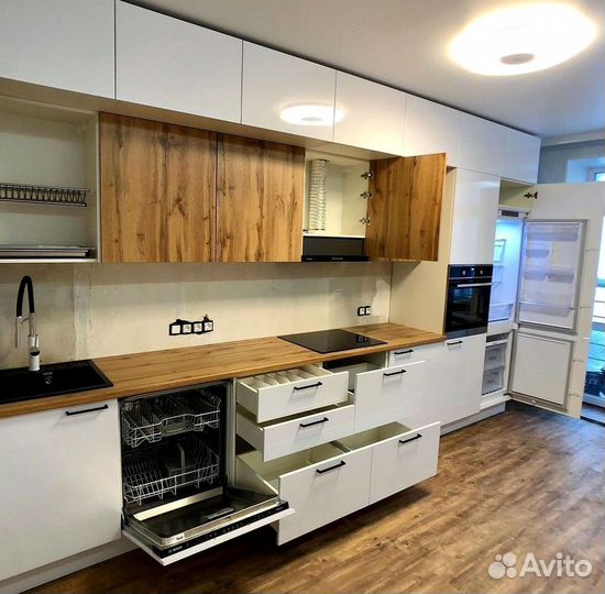 Кухонный гарнитур с фасадами под дерево