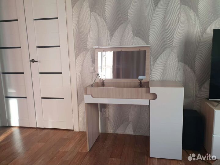 Туалетный столик с зеркалом