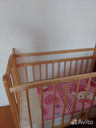 Кроватка с комплектами белья