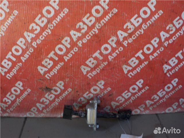 Ограничитель хода двери передний левый Mitsubishi