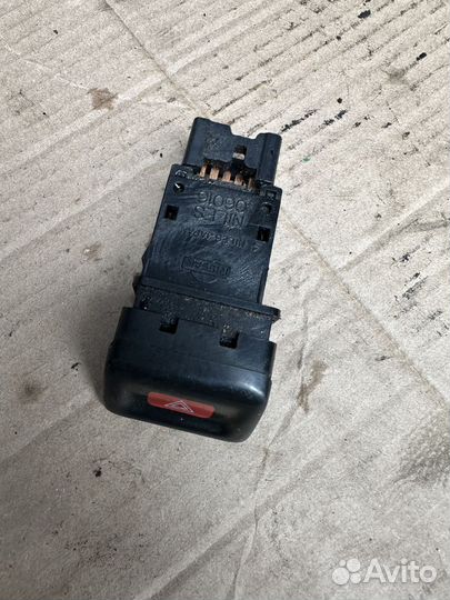 Кнопка аварийной сигнализации Nissan Maxima (A32)