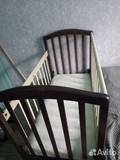 Детская кроватка с маятником