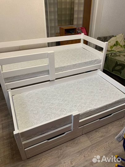 Выдвижная детская кровать из дерева для двоих