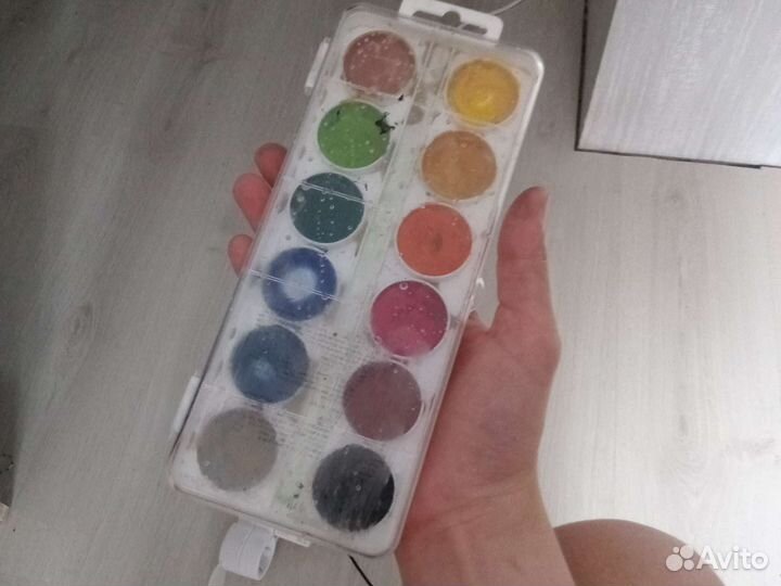 Тетради и акварель для рисования