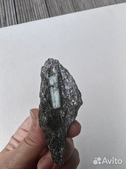 Минерал аквамарин на слюдите