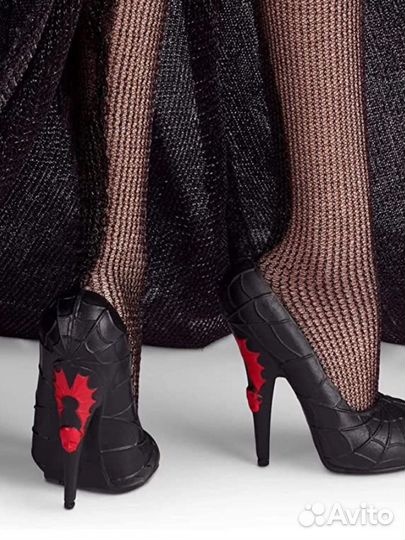 Коллекционная кукла Elvira Mistress