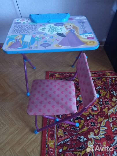 Детский письменный стол и стул