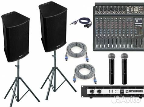 Диджей, звукооператор с аппаратурой