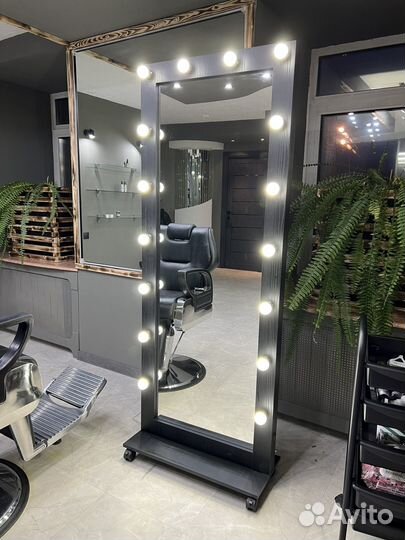 Гримерное зеркало с лампочками