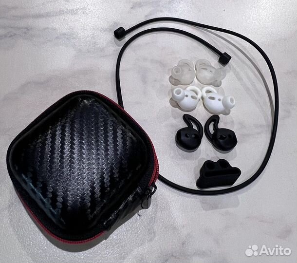 Чехол и накладки для Apple AirPods 2