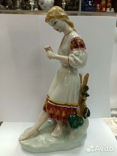 Фарфоровая статуэтка.девушка С цветком, гадание