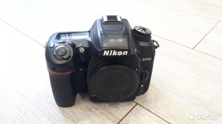 Зеркальный фотоаппарат Nikon D7500