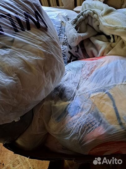 Большая коробка детских вещей