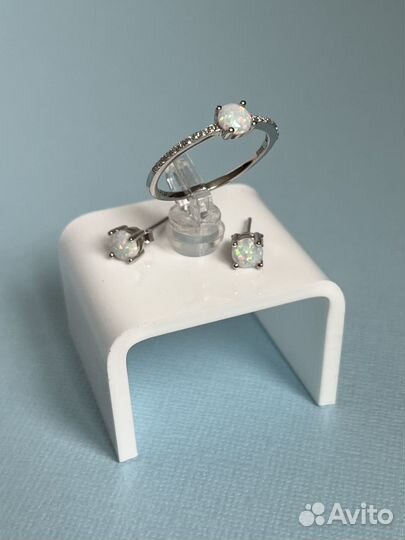 Кольцо и серьги - гвоздики с белым опалом