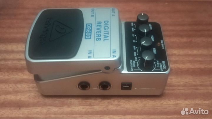 Гитарная педаль Behringer DR600 digital reverb