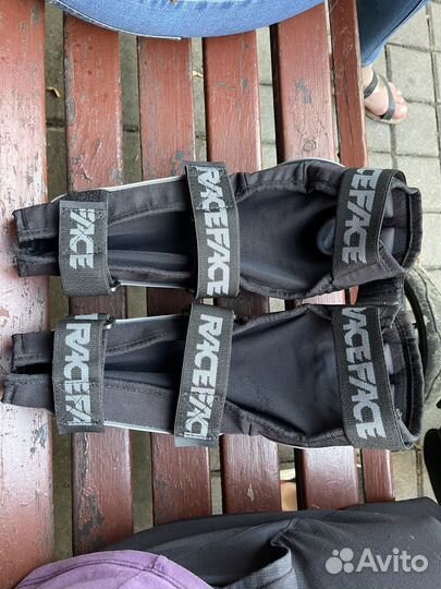 Налокотники race face