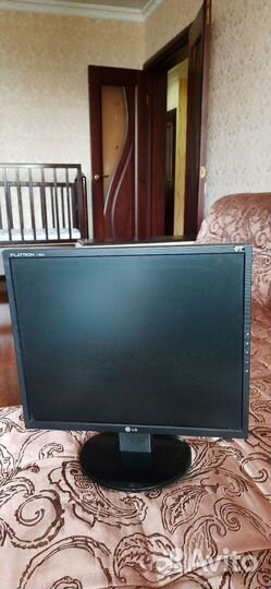 Монитор LG и клавиатура