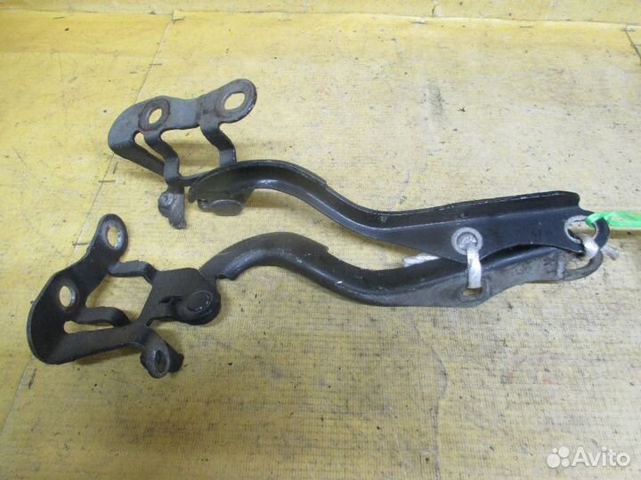 Петля капота Toyota Voxy ZRR70W