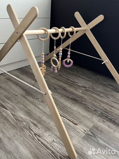 Деревянная дуга с игрушками
