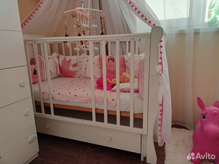 Детская кроватка с маятником и ящиком