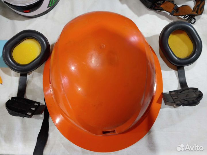 Каска с наушниками