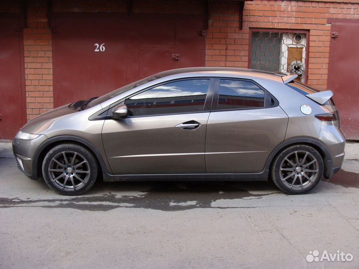 Спойлер козырек верхний Honda Civic 8 5D