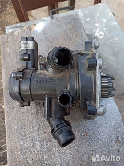 Корпус термостата и помпа в сборе Шкода Кодиак