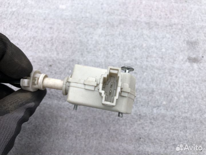 Привод лючка топливного бака на VW Golf 5 2.0 TDI