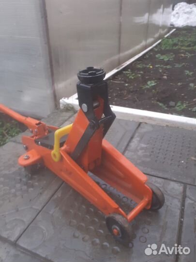 Домкрат подкатной 2.5 т