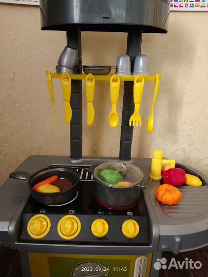 Детская игрушечная кухня Zanussi с посудой