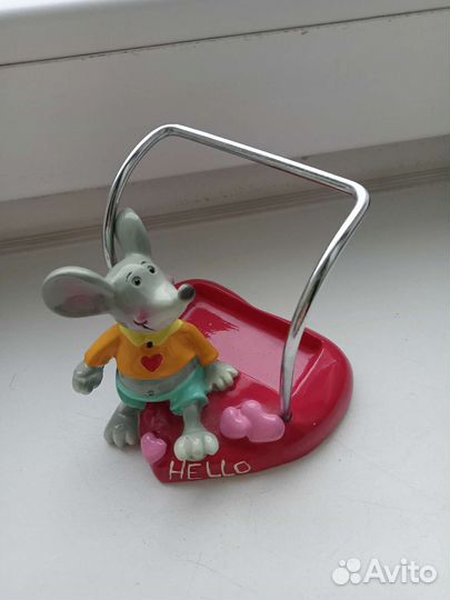 Подставка-статуэтка под сотовый телефон