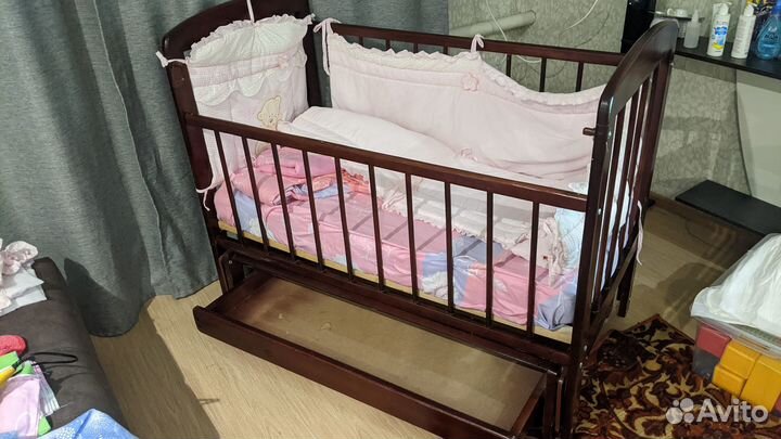 Детская кроватка с маятником и ящиком