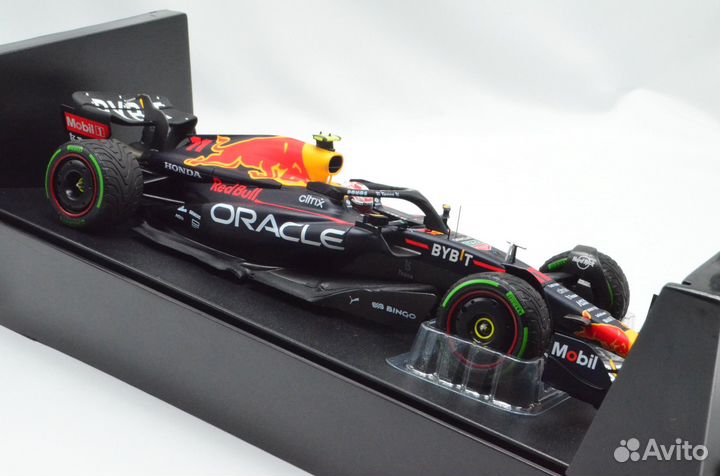 1/18, Oracle Red Bull RB18 S. Perez, Minichamps