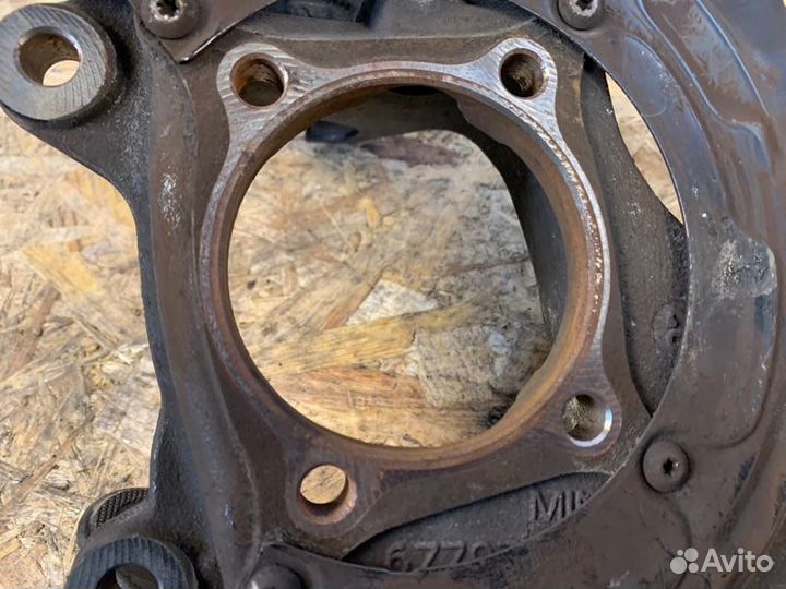 Поворотный кулак передний левый Mini Clubman