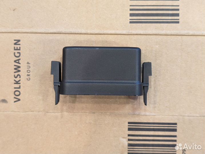 Крышка блока предохранителей на АКБ поло седан